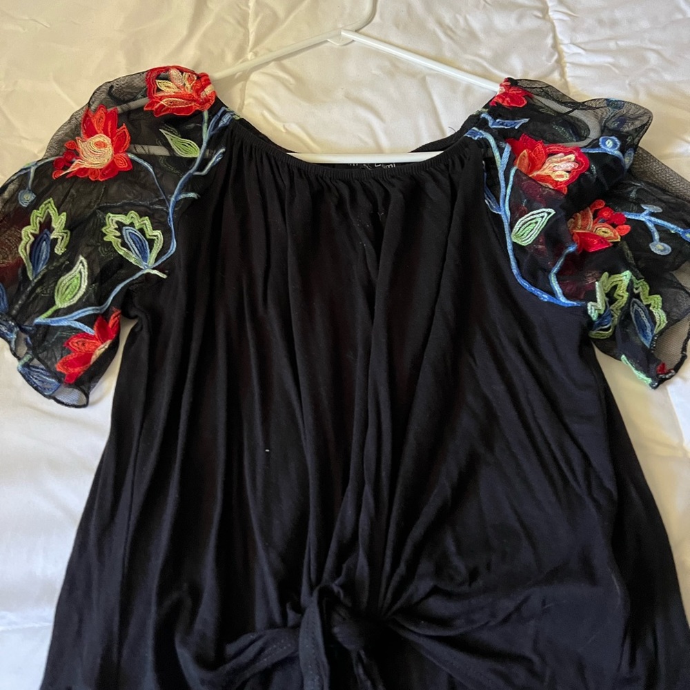 Short sleeve with flowers. Tie at front. Worn 1x